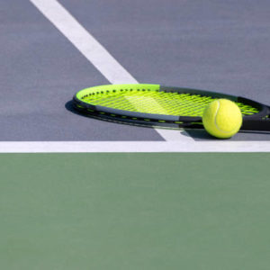 Quels équipements prévoir en complément d’une construction court de tennis à Mougins pour améliorer le confort ?