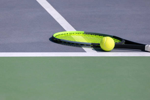 Quels équipements prévoir en complément d’une construction court de tennis à Mougins pour améliorer le confort ?