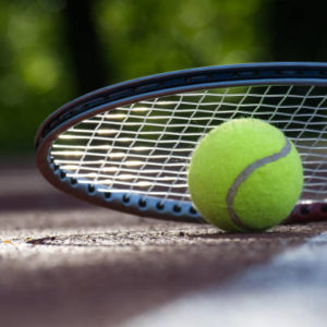 Quel revêtement privilégier pour une construction court de tennis à Mougins selon le niveau des joueurs ?