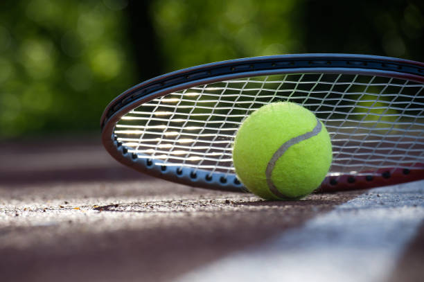 Quel revêtement privilégier pour une construction court de tennis à Mougins selon le niveau des joueurs ?